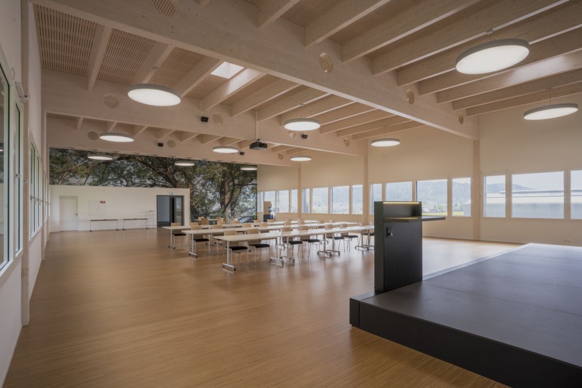 Struttura in legno a vista all’interno di un edificio commerciale con capriate, elementi di connessione, supporti e soffitto in legno