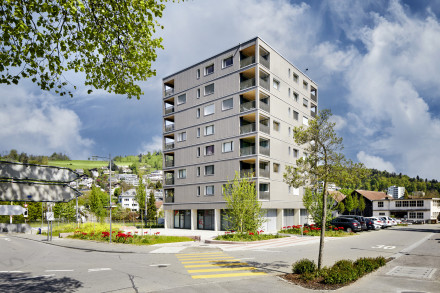 Edificio residenziale e commerciale con appezzamento di terreno