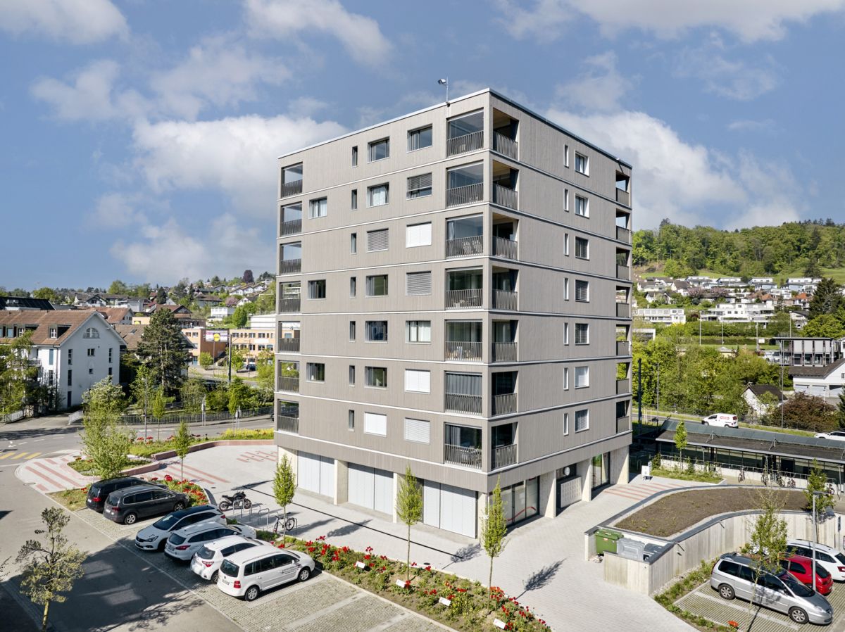 Edificio residenziale e commerciale con area circostante e parcheggio