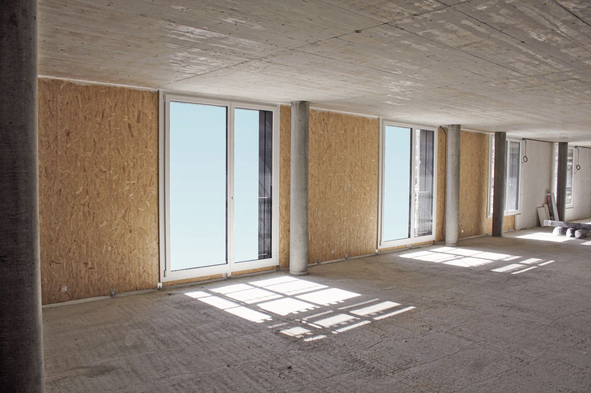 Pareti e solai in calcestruzzo armato, elementi di pareti con struttura in legno per una costruzione grezza.