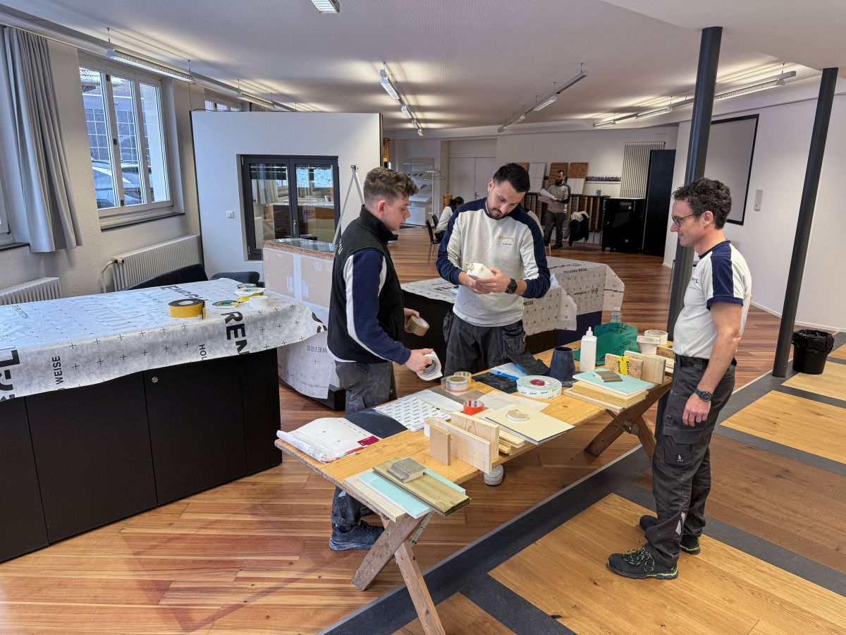 I collaboratori del montaggio discutono come migliorare i propri processi di lavoro.