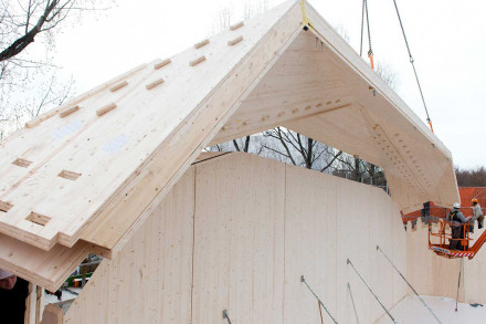 Montaggio di un elemento del tetto in legno massiccio
