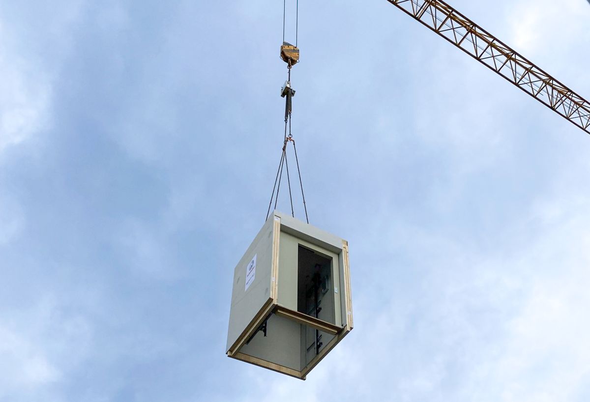 Modulo per ascensore in legno sospeso con tecnica di sollevamento premontata.