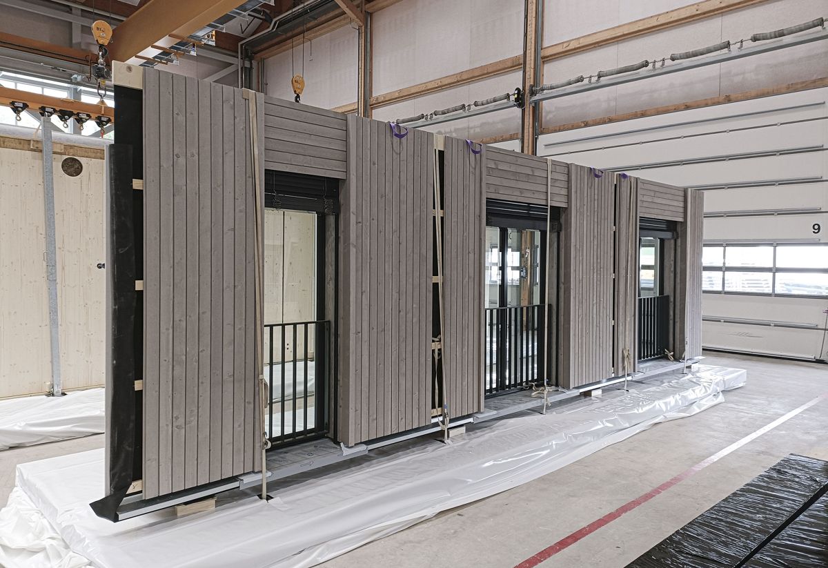 Elemento prefabbricato con facciata montata, finestre, balaustre e tapparelle pronto per il carico.